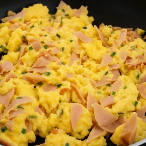 Ovos mexidos com fiambre e queijo