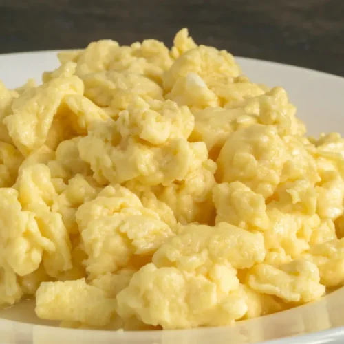 Ovos mexidos com queijo